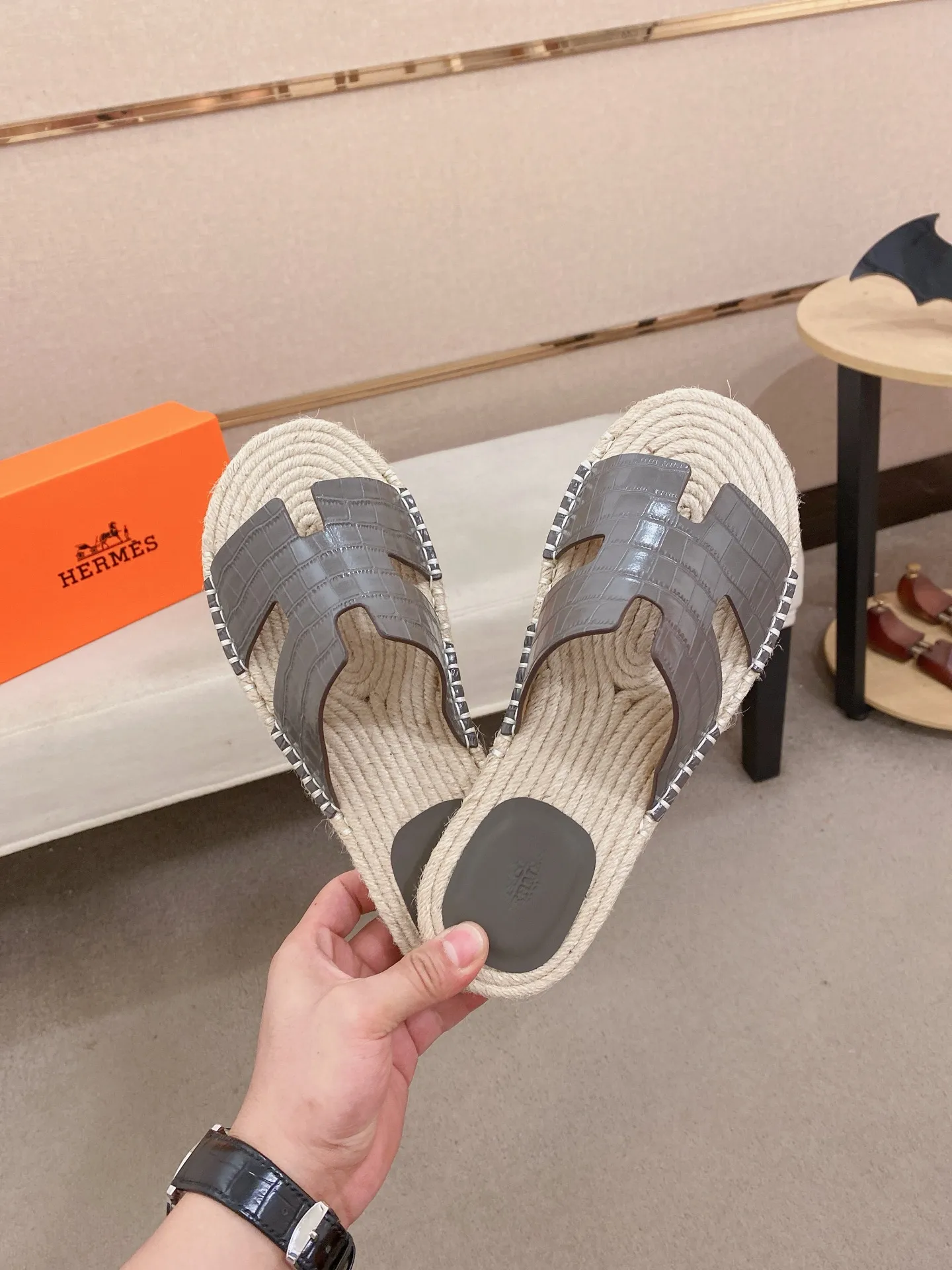 Factory price: 340💰high-end version. "HERMES" Hermès 💁♂️Men's casual slippers, compare the quality at the counter🧚🏿♂️ The upper is made of cowhide leather 🐊crocodile pattern workmanship, purely hand-drawn, raw rubber breathable and non-slip outsole, the inner is breathable and comfortable lambskin, the density is 100% comfortable, the original rubber outsole is wear-resistant and has a code number of 38-44. Can be customized 45-46-47💥🏆